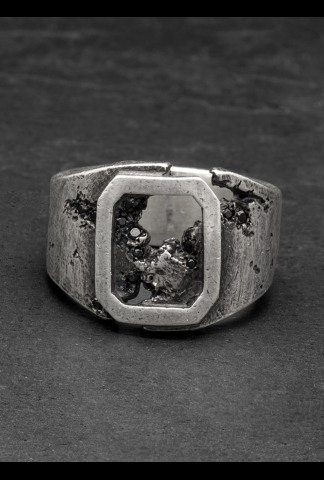 Tobias Wistissen Frame eroded stone ring