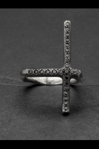 Tobias Wistisen Diamond cross ring black