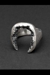 Tobias Wistissen Horse shoe stones ring