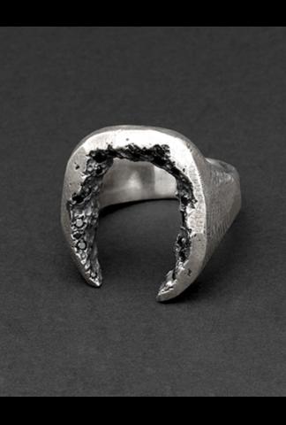 Tobias Wistissen Horse shoe stones ring