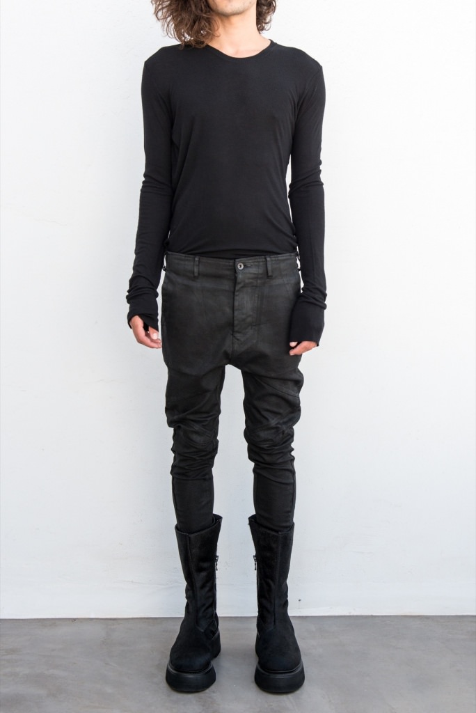 JULIUS_7 JEAN PANTS w/knee seams, slim fit in color Black