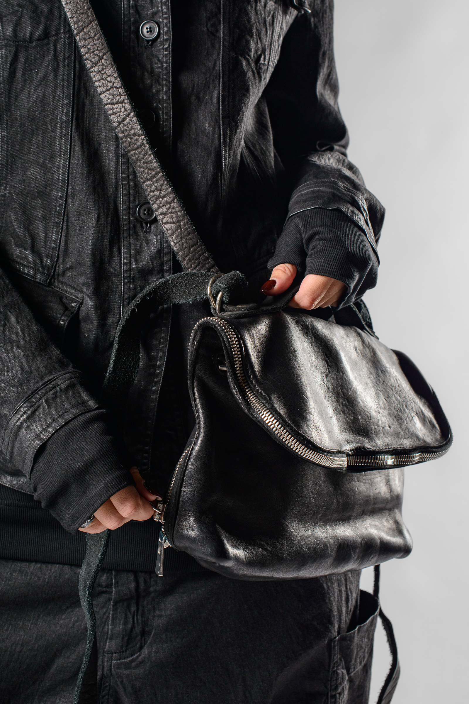 GUIDI M100 BLKT Messenger Bag in color Black | Elixirgallery