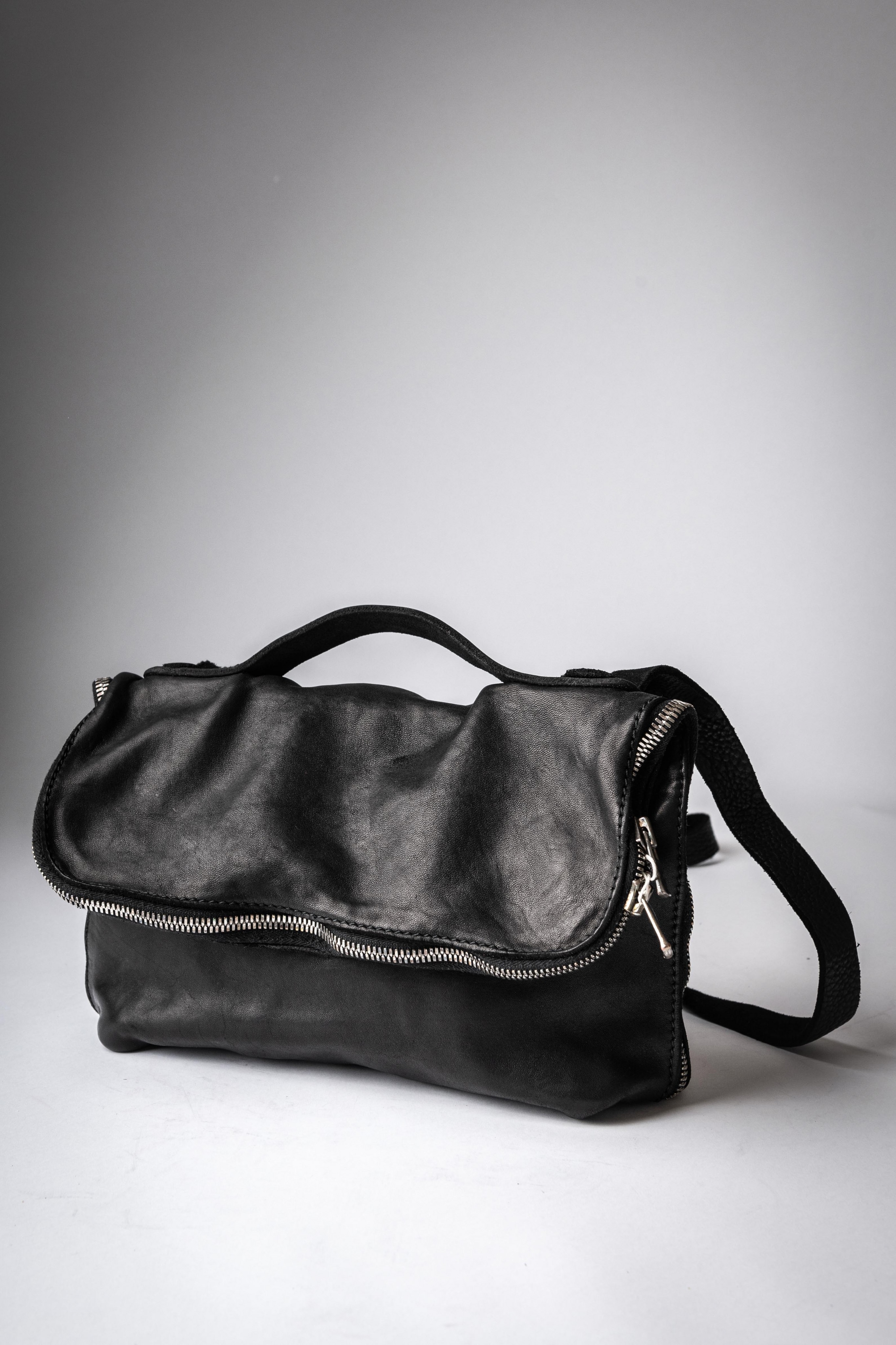 hide-m  GUIDI M100 Small Messenger Bag, black horse leather
