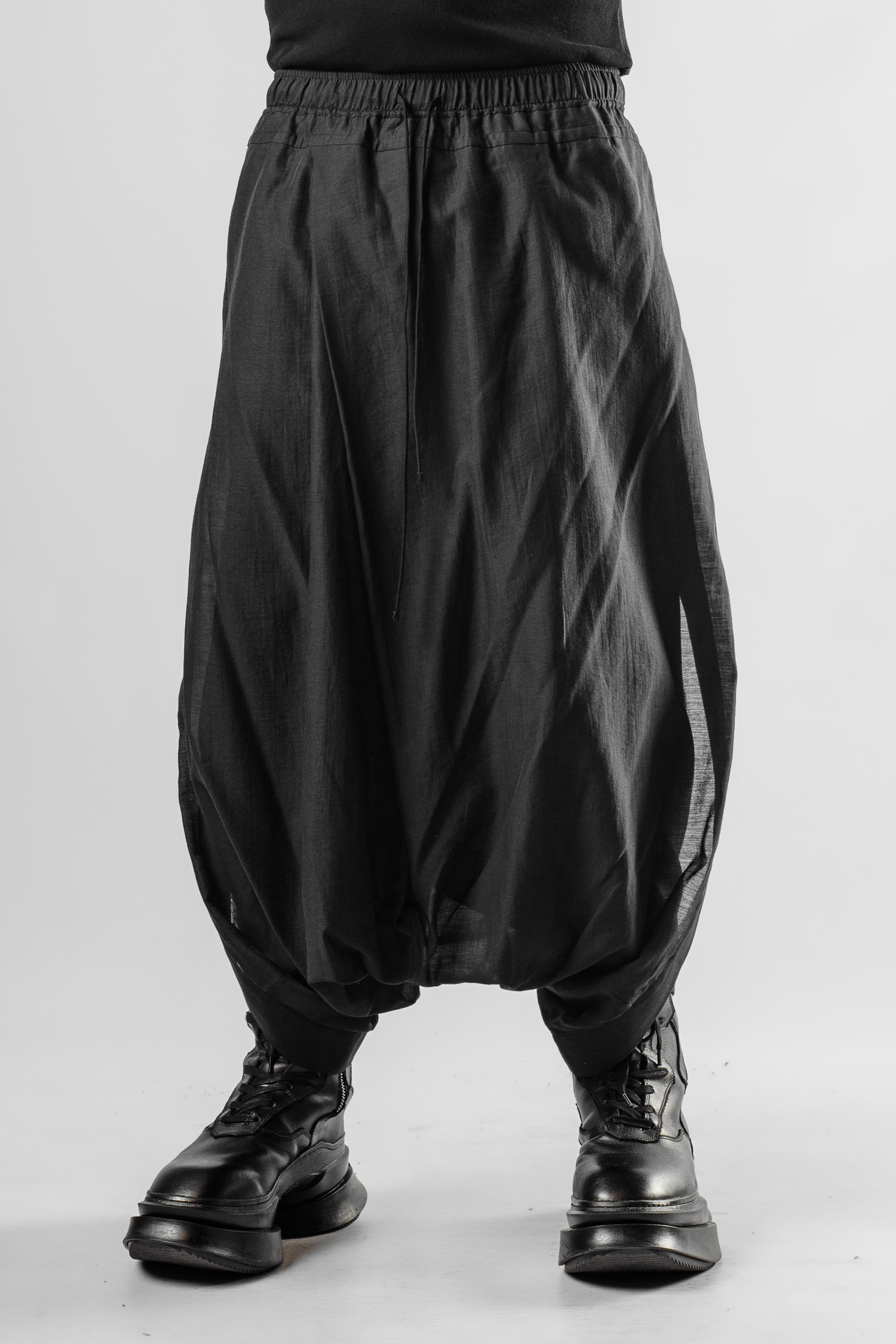 JULIUS_7 Lightweight Sarouel Shorts | Elixirgallery